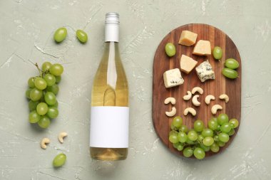 Üzümlü, peynirli ve fındıklı bir şişe nefis şarap.