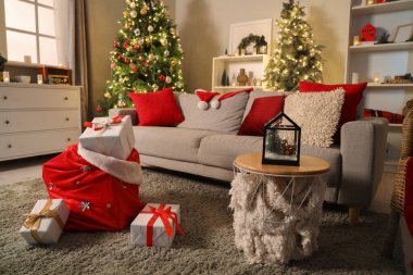 Noel için Noel çantası ve kanepe ile dekore edilmiş oturma odasının içi.