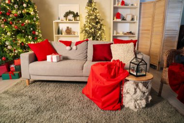 Noel için Noel çantası ve kanepe ile dekore edilmiş oturma odasının içi.