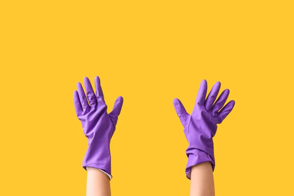 Kobieta Gumowych Rękawiczkach Żółtym Tle — Zdjęcie stockowe