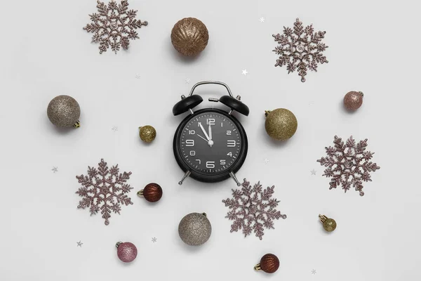 Wekker Met Kerstballen Sneeuwvlokken Witte Achtergrond — Stockfoto