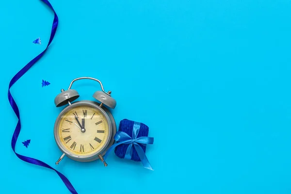 Jam Alarm Dengan Kotak Hadiah Natal Dan Pita Latar Belakang — Stok Foto