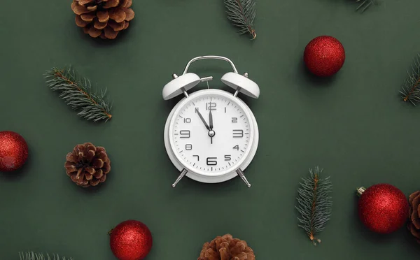 Wekker Klok Met Kerstboom Takken Ballen Groene Achtergrond — Stockfoto