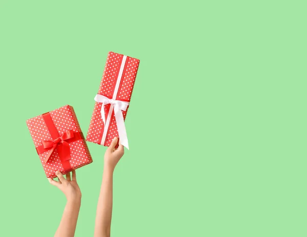 Female Hands Holding Christmas Gifts Green Background — Stock Photo, Image