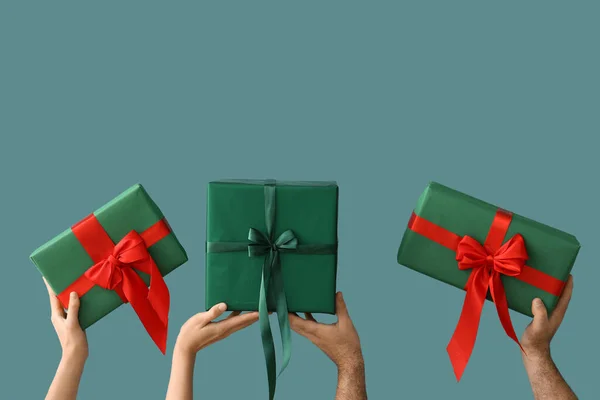 Руки Рождественскими Подарками Синем Фоне — стоковое фото