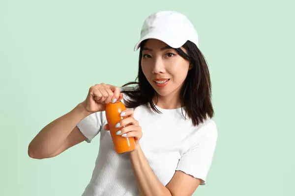 Mooie Aziatische Vrouw Met Fles Sap Groene Achtergrond — Stockfoto