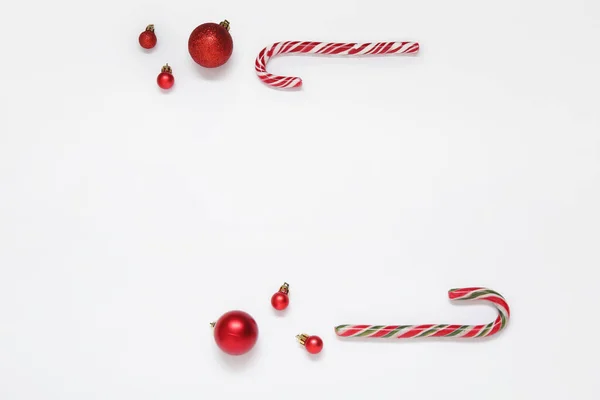 Noel Toplarından Yapılmış Çerçeve Beyaz Arka Planda Şeker Kamışı — Stok fotoğraf