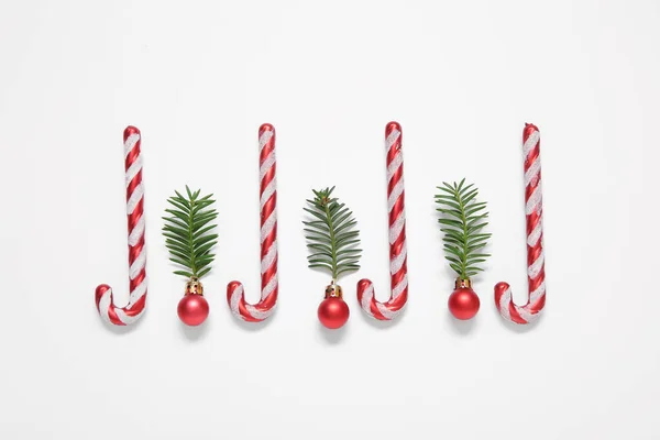 Noel Baloları Şeker Kamışları Beyaz Arka Planda Köknar Dalları — Stok fotoğraf