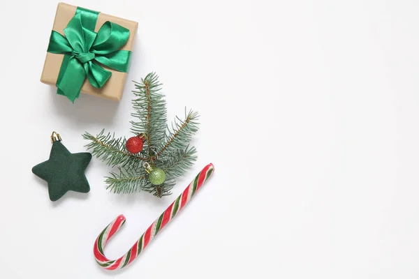 Κουτί Δώρου Κλαδί Ελάτης Μπάλες Χριστουγέννων Και Ζαχαροκάλαμο Καραμέλα Λευκό — Φωτογραφία Αρχείου