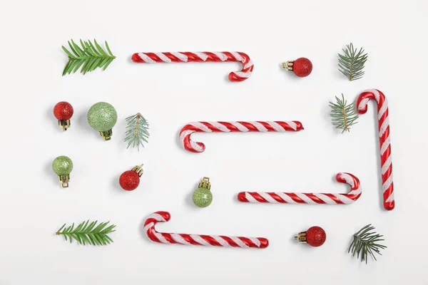 Beyaz Arka Planda Noel Süsleri Olan Baston Şekerler — Stok fotoğraf