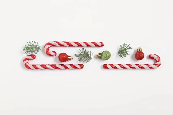 Noel Topları Beyaz Arka Planda Köknar Dalları Olan Şeker Kamışları — Stok fotoğraf