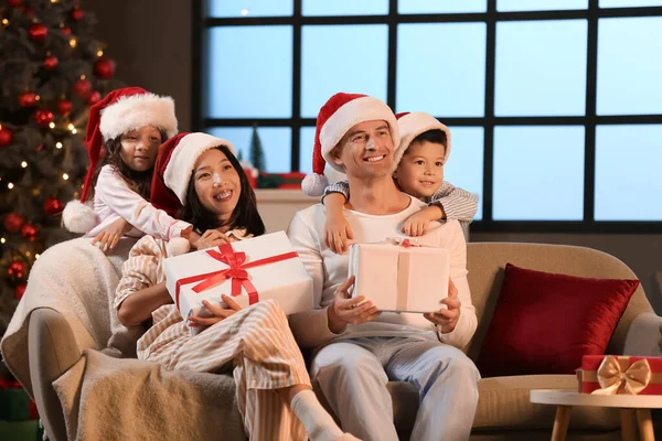 Lycklig Familj Med Presenter Hemma Julafton — Stockfoto