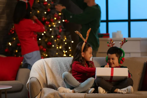 Crianças Pequenas Felizes Com Presente Casa Véspera Natal — Fotografia de Stock