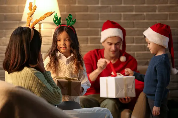 Crianças Cumprimentando Seus Pais Com Presentes Natal Casa — Fotografia de Stock