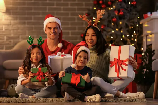 Família Feliz Com Presentes Casa Véspera Natal — Fotografia de Stock