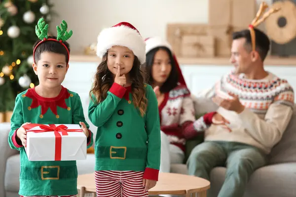Crianças Com Presente Natal Casa — Fotografia de Stock