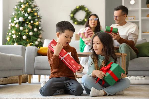 Crianças Com Presentes Natal Casa — Fotografia de Stock