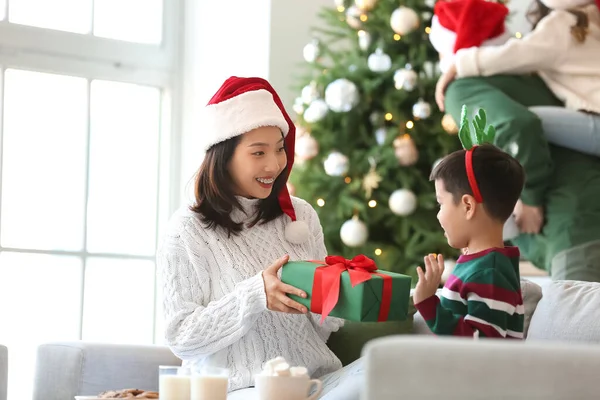 Mãe Feliz Cumprimentando Seu Filho Com Presente Natal Casa — Fotografia de Stock