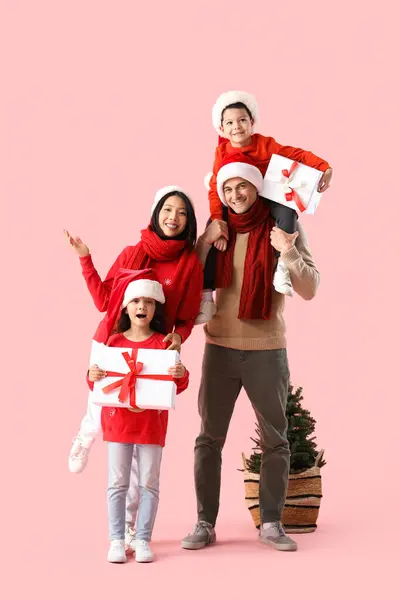 Glückliche Familie Mit Weihnachtsgeschenken Und Tanne Auf Rosa Hintergrund — Stockfoto