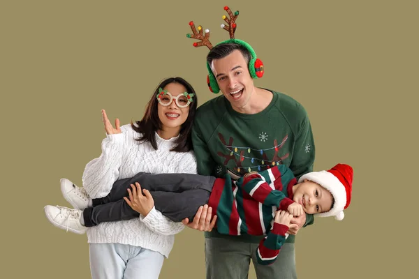 Ευτυχισμένη Οικογένεια Χριστουγεννιάτικα Ρούχα Πράσινο Φόντο — Φωτογραφία Αρχείου