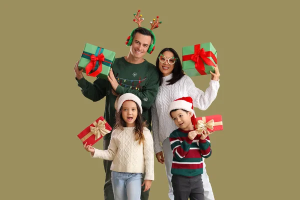Família Feliz Com Presentes Natal Fundo Verde — Fotografia de Stock