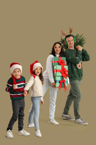 Família Feliz Com Árvore Natal Presentes Fundo Verde — Fotografia de Stock