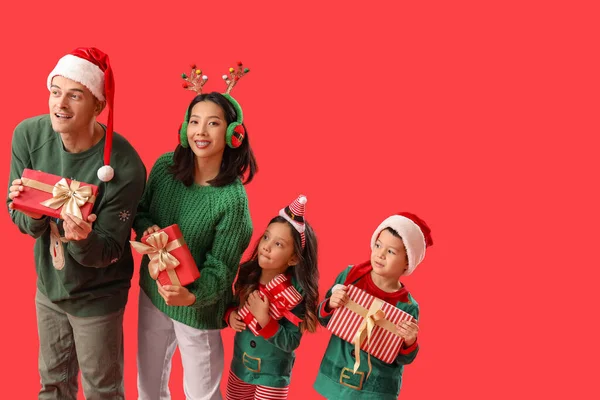 Família Feliz Com Presentes Natal Fundo Vermelho — Fotografia de Stock