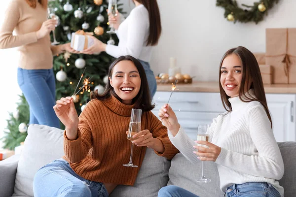 Jovens Mulheres Bonitas Com Brilhos Copos Champanhe Esperando Natal Casa — Fotografia de Stock
