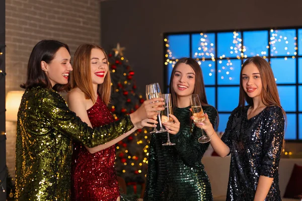 Jovens Mulheres Bonitas Com Copos Champanhe Celebrando Natal Casa — Fotografia de Stock
