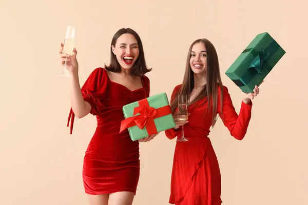 Jovens Mulheres Felizes Bonitas Com Copos Champanhe Caixas Presente Natal — Fotografia de Stock