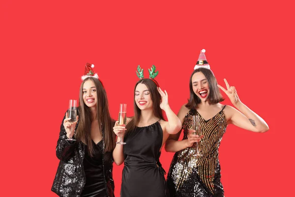 Jovens Mulheres Felizes Bonitas Headbands Natal Com Copos Champanhe Fundo — Fotografia de Stock