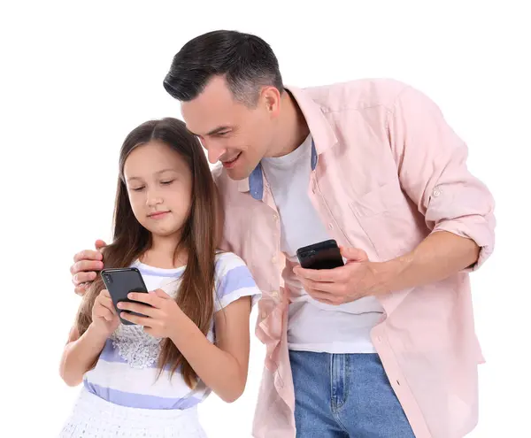 Linda Niña Padre Usando Teléfonos Móviles Sobre Fondo Blanco — Foto de Stock