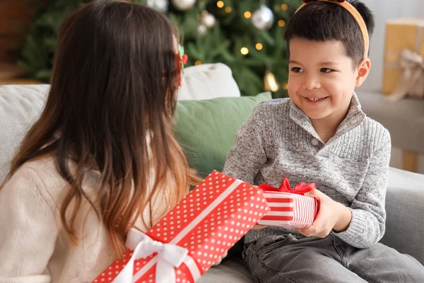 Crianças Pequenas Bonitos Trocando Presentes Natal Casa — Fotografia de Stock