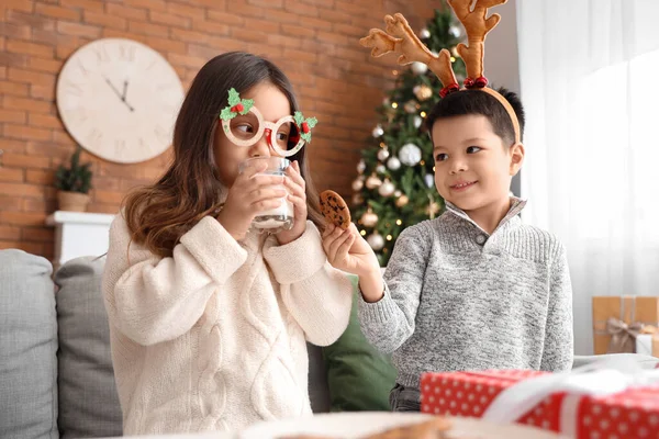 Crianças Pequenas Bonitos Com Copo Leite Biscoito Véspera Natal Casa — Fotografia de Stock