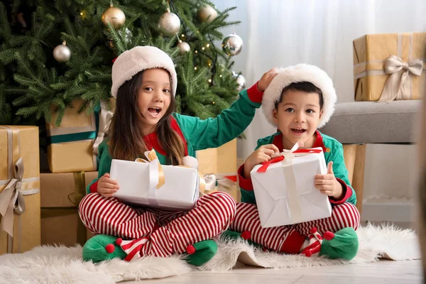 Liebenswerte Kleine Kinder Mit Weihnachtsgeschenken Hause — Stockfoto