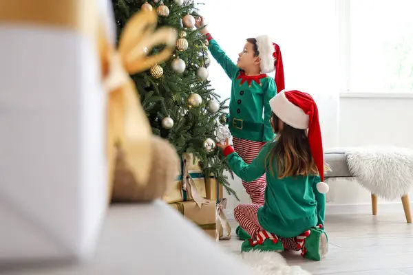 Adoráveis Crianças Decorando Árvore Natal Casa — Fotografia de Stock