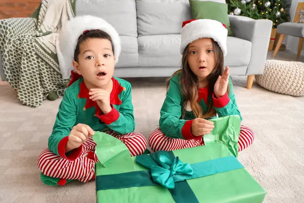 Überraschte Kleine Kinder Öffnen Weihnachtsgeschenk Hause — Stockfoto