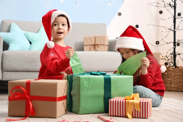 Urocze Małe Dzieci Otwierające Prezent Świąteczny Domu — Zdjęcie stockowe