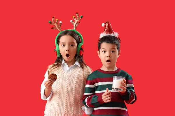 Überraschte Kleine Kinder Mit Weihnachtsdekor Glas Milch Und Plätzchen Auf — Stockfoto