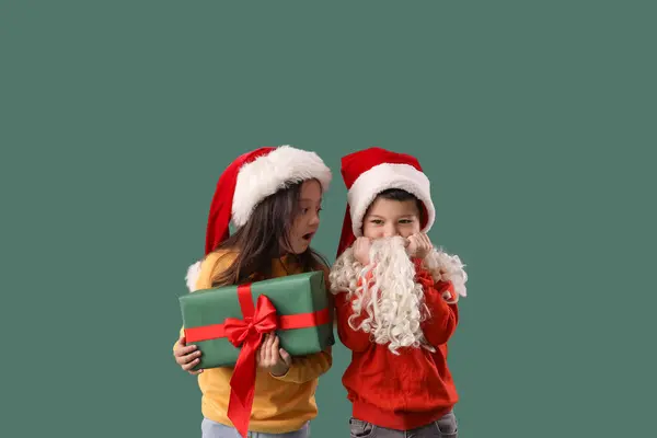 Cute Małe Dzieci Prezentem Świątecznym Santa Claus Broda Zielonym Tle — Zdjęcie stockowe
