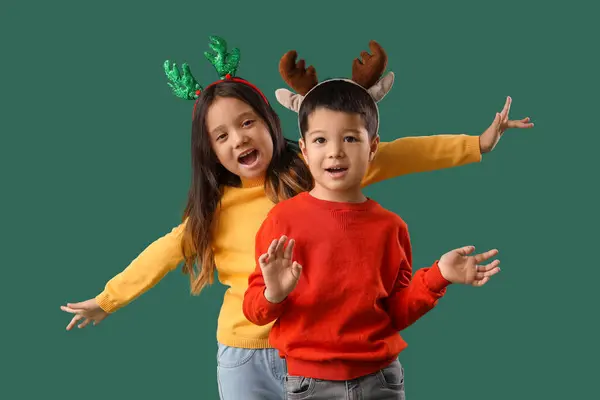 Niedliche Kleine Kinder Winterpullovern Und Mit Weihnachtsdekor Auf Grünem Hintergrund — Stockfoto