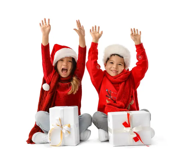 Niedliche Kleine Kinder Mit Weihnachtsgeschenken Isoliert Auf Weiß — Stockfoto