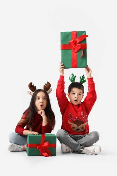 Überraschte Kleine Kinder Mit Weihnachtsgeschenken Auf Weißem Hintergrund — Stockfoto