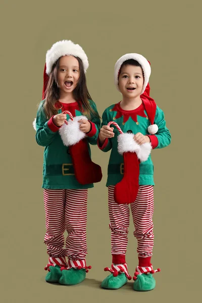 Überraschte Kleine Kinder Elfenkostümen Mit Nikolaussocken Und Zuckerstangen Auf Grünem — Stockfoto