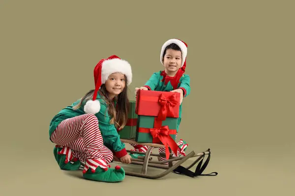 Cute Little Children Christmas Gifts Sleigh Green Background — Stock Photo, Image
