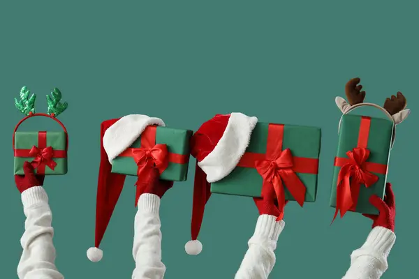Viele Hände Mit Weihnachtsgeschenken Und Dekor Auf Grünem Hintergrund — Stockfoto