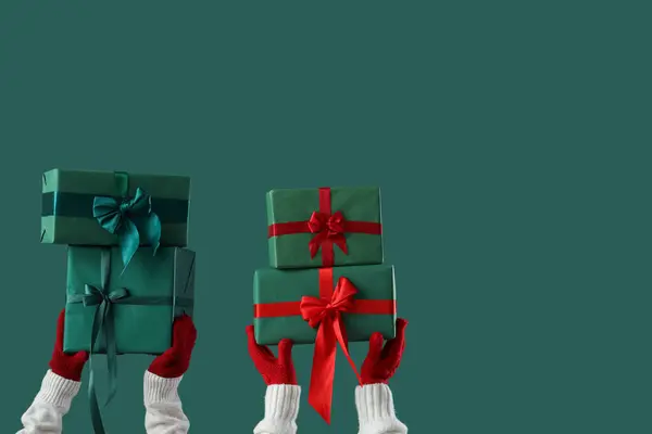 Muchas Manos Con Regalos Navidad Sobre Fondo Verde — Foto de Stock