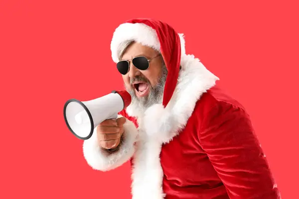 Cool Santa Claus Con Gafas Sol Megáfono Sobre Fondo Rojo —  Fotos de Stock