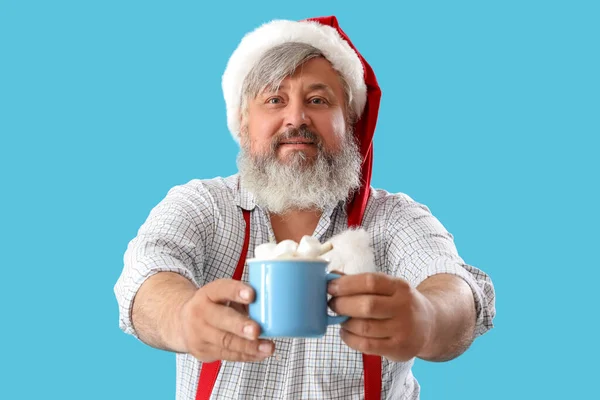 Santa Claus Con Taza Chocolate Caliente Malvaviscos Sobre Fondo Azul —  Fotos de Stock