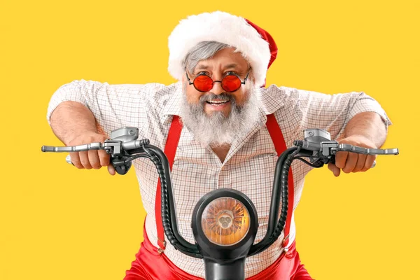 Cool Santa Claus Montar Motocicleta Sobre Fondo Amarillo —  Fotos de Stock